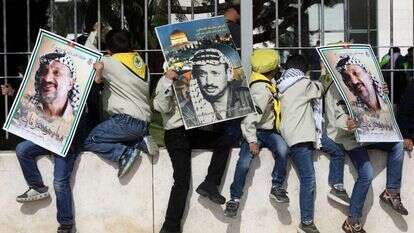 ילדים פלסטינים מניפים שלטים לזכרו של יאסר ערפאת. | EPA