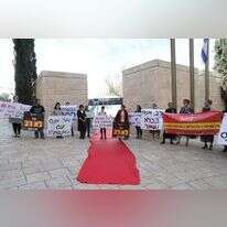 הפגנה נגד עזרא שיינברג מחוץ לבית המשפט העליון. | מרים צחי