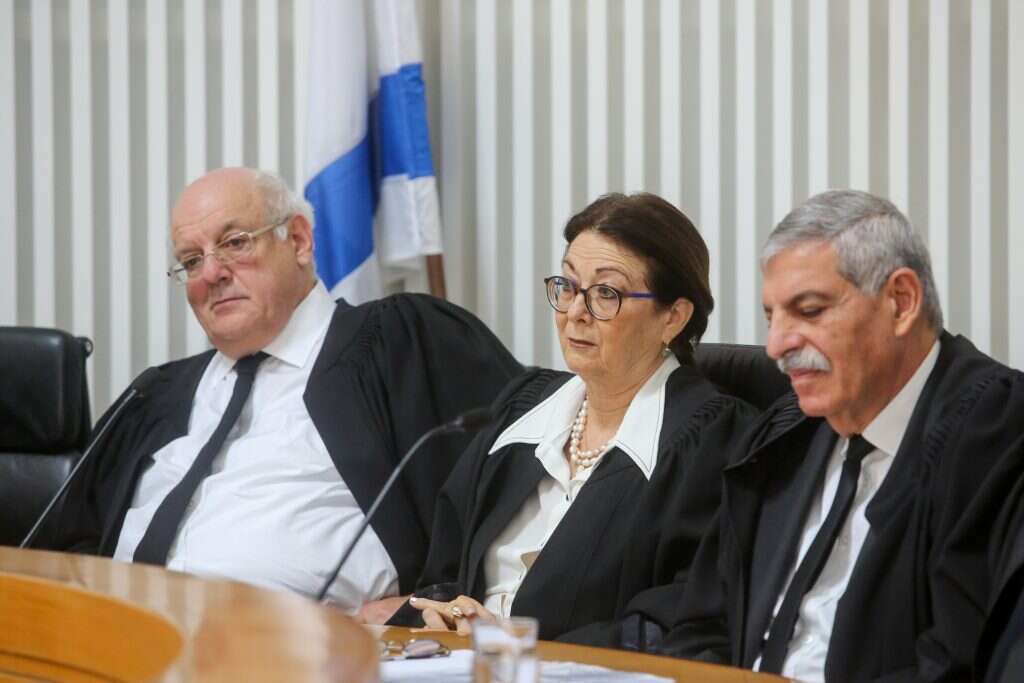 שופט העליון בדימוס אורי שוהם, נשיאת העליון אסתר חיות והשופט חנן מלצר. | מארק ישראל סלם