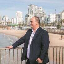 צביקה ברוט. | אבישג שאר-ישוב