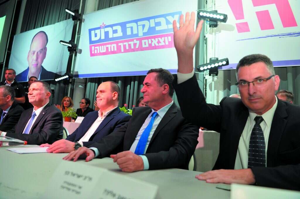 חגיגת הניצחון בבת־ים בהשתתפות חברי ליכוד. מימין: גדעון סער וישראל כץ. | יוסי זליגר