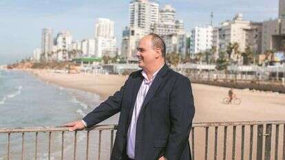 צביקה ברוט. | אבישג שאר-ישוב