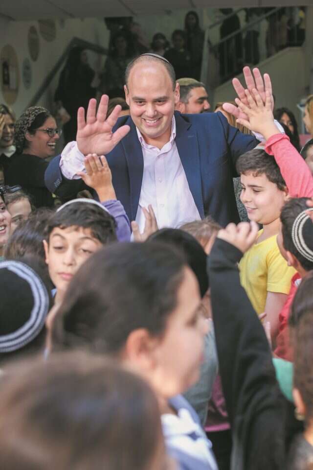 צביקה ברוט. | אבישג שאר-ישוב