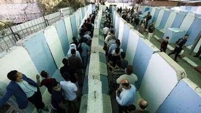 פלסטינים במחסום סמוך לבית לחם. | EPA