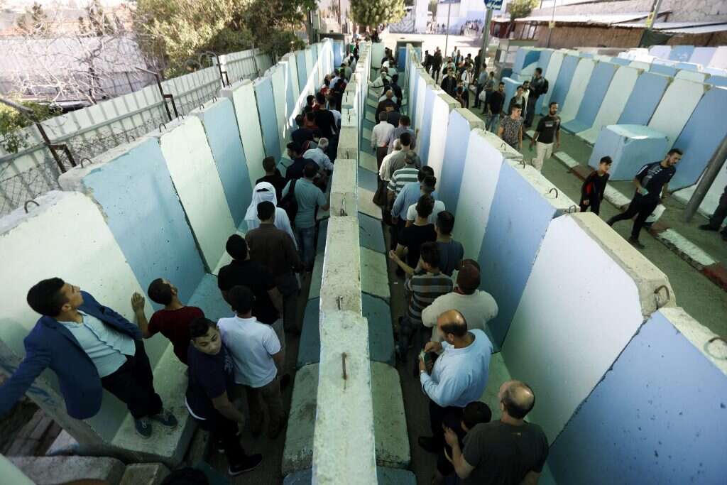 פלסטינים במחסום סמוך לבית לחם. | EPA