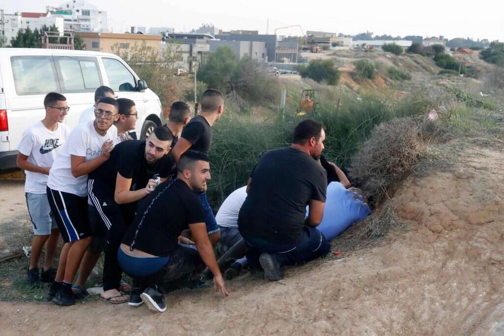 תושבים בדרום תופסים מחסה. | AFP