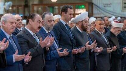 בשאר אל אסד מתפלל במסגד. | EPA בשאר אל אסד מתפלל במסגד. | EPA