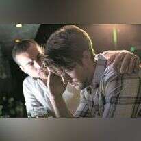 ג'וד מוקף אהבה וחמלה. השאלה אם הן מצליחות להציל אותו. | שאטרסטוק