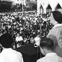 גולדה מאיר באסיפת בחירות של מפא"י בתל אביב, 1955. | משה פרידן, לע"מ