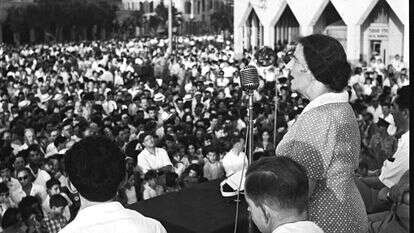 גולדה מאיר באסיפת בחירות של מפא"י בתל אביב, 1955. | משה פרידן, לע"מ גולדה מאיר באסיפת בחירות של מפא"י בתל אביב, 1955. | משה פרידן, לע"מ