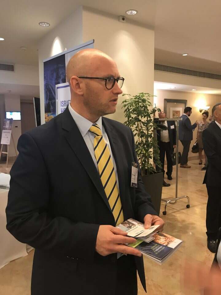 "זול להגיע, יקר להתאחסן". תומאס עמנואל, בכנס. | ישי הולנדר