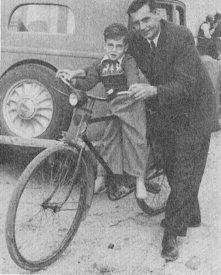 נפתלי פלטין עם אחד מילדיו. | באדיבות המשפחה