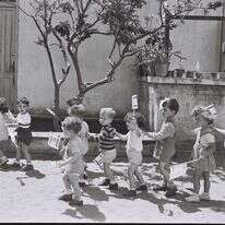 ילדי גן ילדים ביום העצמאות בתל אביב, 1953. | טדי ברונר, לע"מ ילדי גן ילדים ביום העצמאות בתל אביב, 1953. | טדי ברונר, לע"מ