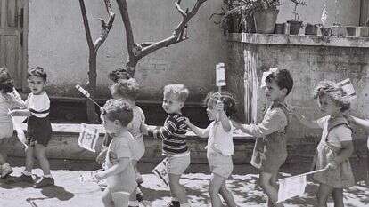ילדי גן ילדים ביום העצמאות בתל אביב, 1953. | טדי ברונר, לע"מ