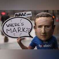 מפגין בבריטניה מוחה על סירובו של מקים פייסבוק מארק צוקרברג להעיד בפני הפרלמנט הבריטי בנושא ה"פייק ניוז", חדשות בדויות, שמפורסמות באתר. | AFP