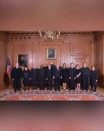 שופטי בית המשפט העליון האמריקני יחד עם מלניה ודונלד טראמפ. | AFP