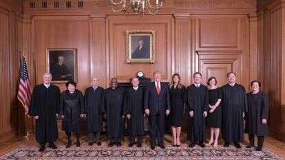 שופטי בית המשפט העליון האמריקני יחד עם מלניה ודונלד טראמפ. | AFP