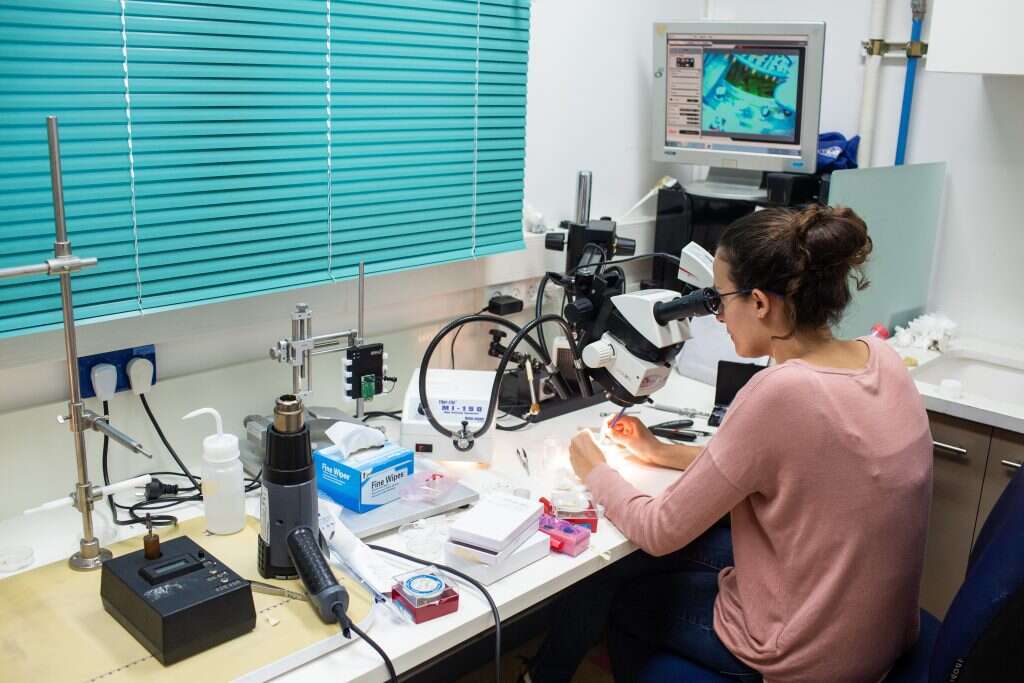 הדוקטורנטית שיר מימון במעבדה. | אבישג שאר-ישוב