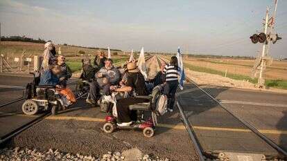 נכים מוחים על פסי הרכבת. | קובי ריכטר- TPS