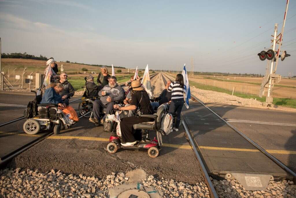 נכים מוחים על פסי הרכבת. | קובי ריכטר- TPS