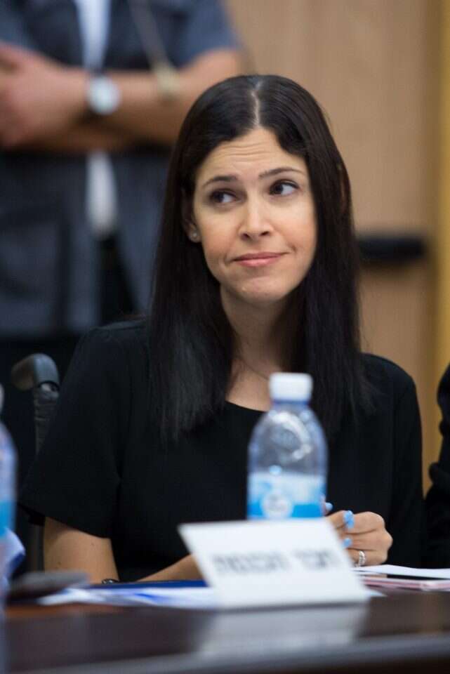 קארין אלהרר. | אורן בן חקון