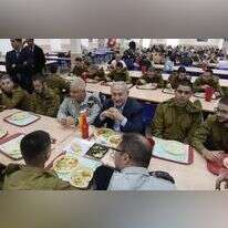 נתניהו עם מתגייסים טריים בבסיס הקליטה והמיון בתל-השומר, השבוע. | עמוס בן-גרשום, לע"מ נתניהו עם מתגייסים טריים בבסיס הקליטה והמיון בתל-השומר, השבוע. | עמוס בן-גרשום, לע"מ