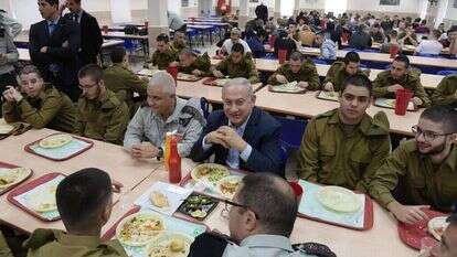 נתניהו עם מתגייסים טריים בבסיס הקליטה והמיון בתל-השומר, השבוע. | עמוס בן-גרשום, לע"מ נתניהו עם מתגייסים טריים בבסיס הקליטה והמיון בתל-השומר, השבוע. | עמוס בן-גרשום, לע"מ