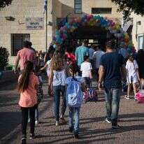 הורים ותלמידים בדרך לבית ספר | הדס פרוש, פלאש90