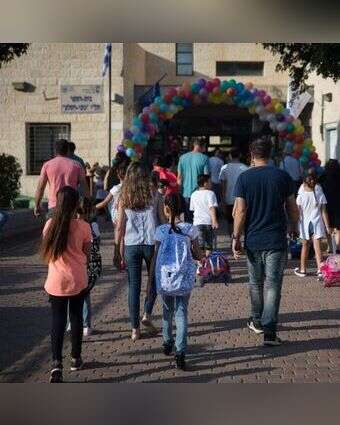 הורים ותלמידים בדרך לבית ספר | הדס פרוש, פלאש90