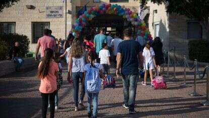 הורים ותלמידים בדרך לבית ספר | הדס פרוש, פלאש90