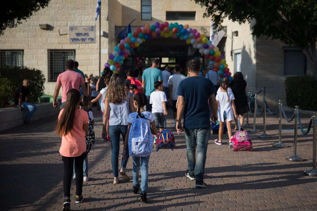 הורים ותלמידים בדרך לבית ספר. | הדס פרוש, פלאש90 הורים ותלמידים בדרך לבית ספר. | הדס פרוש, פלאש90