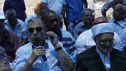 "מושל ירושלים" הפלסטיני (משמאל) נואם בשייח' גראח, 2017. | AFP