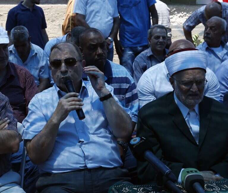 "מושל ירושלים" הפלסטיני (משמאל) נואם בשייח' גראח, 2017. | AFP "מושל ירושלים" הפלסטיני (משמאל) נואם בשייח' גראח, 2017. | AFP