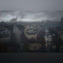 העשן עולה מרחובות פריז. | AP