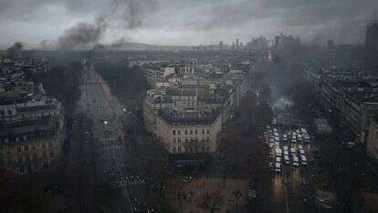העשן עולה מרחובות פריז. | AP