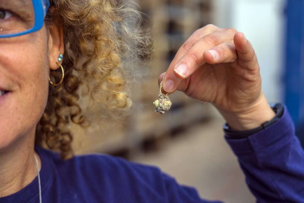 עגיל הזהב שהוטמן בתקווה לימים טובים
יותר. | יניב ברמן, באדיבות החברה לפיתוח קיסריה עגיל הזהב שהוטמן בתקווה לימים טובים
יותר. | יניב ברמן, באדיבות החברה לפיתוח קיסריה