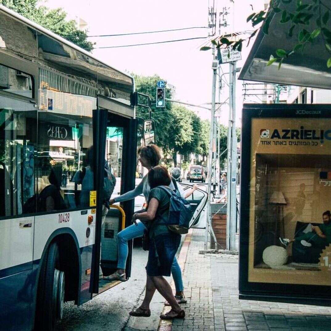 אוטובוס במרכז. אילוסטרציה | שאטרסטוק אוטובוס במרכז. אילוסטרציה | שאטרסטוק