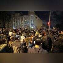 טקס הדלקת נרות חנוכה מחוץ לבית הכנסת "עץ חיים" בפיטסבורג. | AP