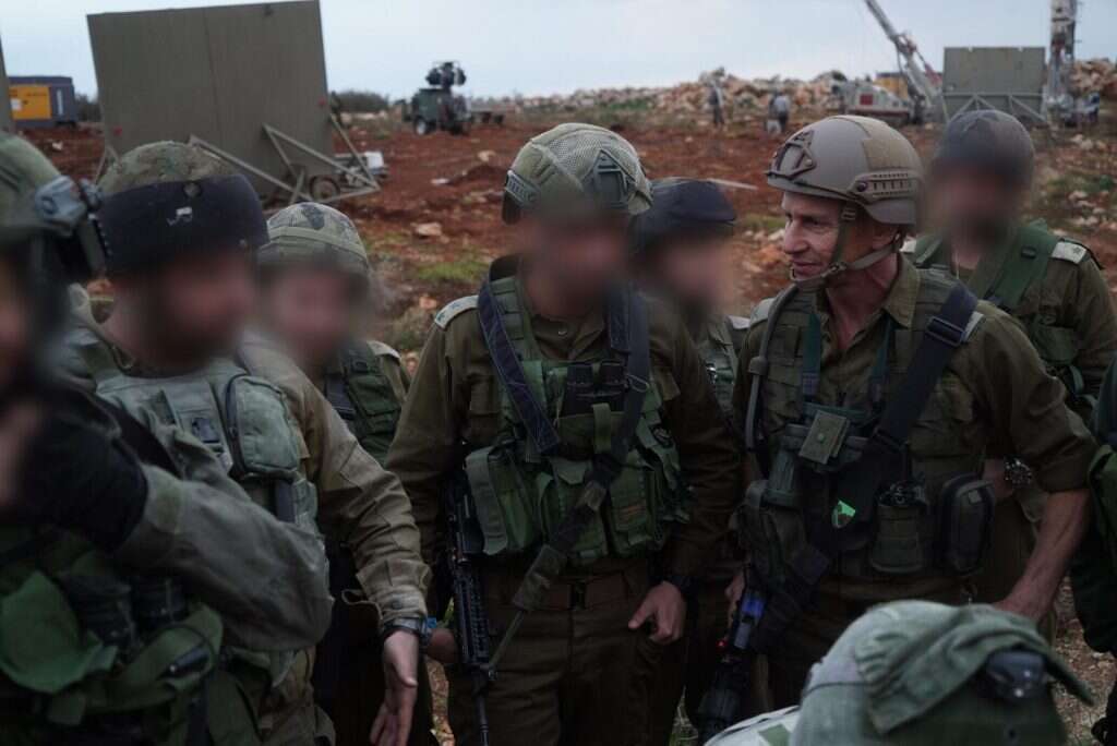 מפקד פיקוד הצפון, אלוף יואל סטריק בגבול הצפון. | דו''צ