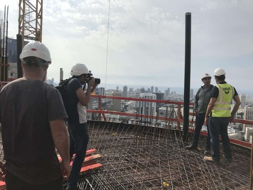 צילומי פרק "דוקותיים" באתר הבנייה בתל–אביב. | ישי הולנדר