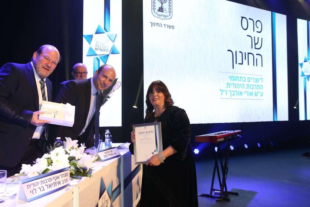 טלי אברהמי מקבלת את פרס התרבות היהודית משר החינוך בנט. | מרים צחי טלי אברהמי מקבלת את פרס התרבות היהודית משר החינוך בנט. | מרים צחי