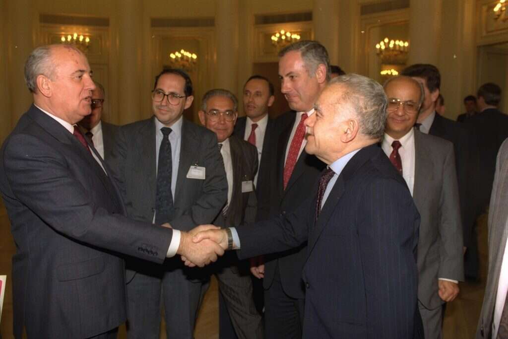 ראש הממשלה שמיר וסגן שר החוץ נתניהו עם גורבצ'וב בוועידת מדריד, 1991. | יעקב סער, לע"מ