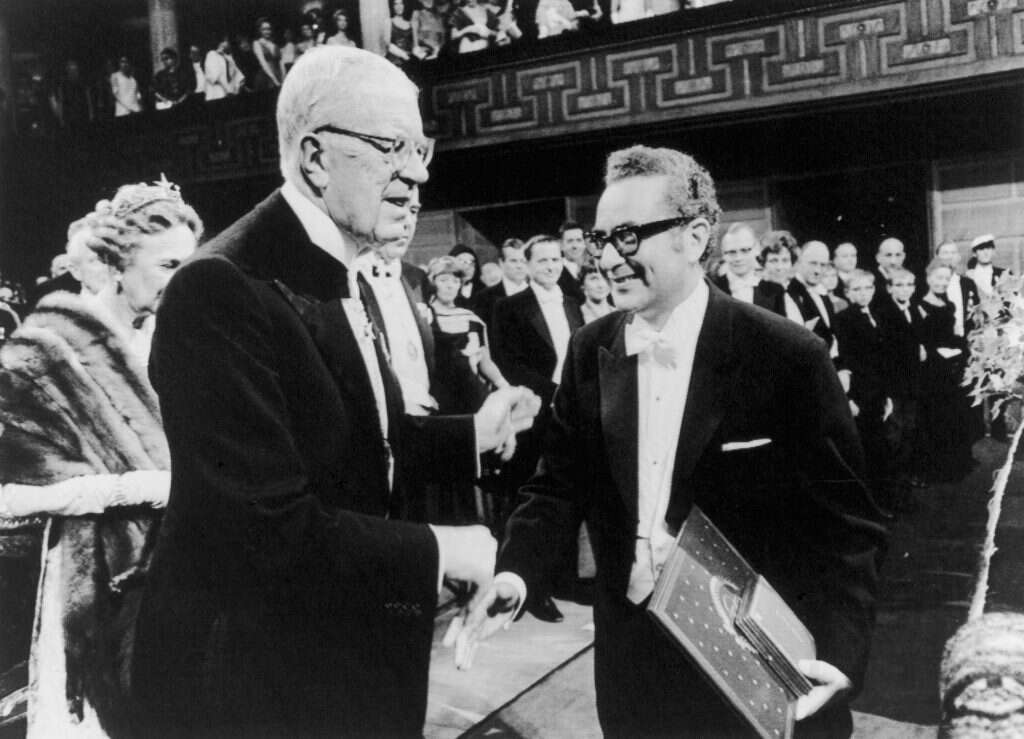 הפיזיקאי מארי גל־מאן מקבל את פרס נובל על גילוי הקווארקים. | גטי אימג'ס