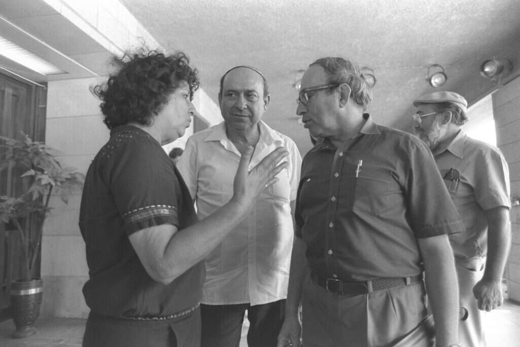 יובל נאמן עם חבריו לסיעת התחייה, גרשון שפט וגאולה כהן, בכנסת ב־1984. | חנניה הרמן, לע"מ