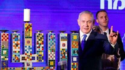 ראש הממשלה בהדלקת נרות. | AFP