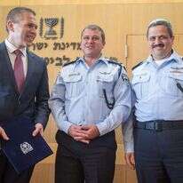 רוני אלשיך, צ'יקו אדרי והשר גלעד ארדן. | יונתן זינדל, פלאש90 רוני אלשיך, צ'יקו אדרי והשר גלעד ארדן. | יונתן זינדל, פלאש90