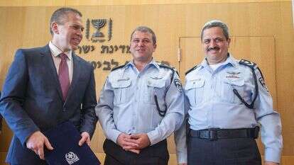 רוני אלשיך, צ'יקו אדרי והשר גלעד ארדן. | יונתן זינדל, פלאש90 רוני אלשיך, צ'יקו אדרי והשר גלעד ארדן. | יונתן זינדל, פלאש90