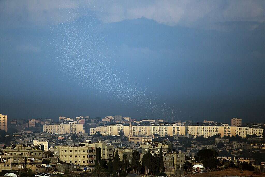 כרוזי אזהרה מושלכים מעל עזה במבצע "עמוד ענן". | קוקו כרוזי אזהרה מושלכים מעל עזה במבצע "עמוד ענן". | קוקו