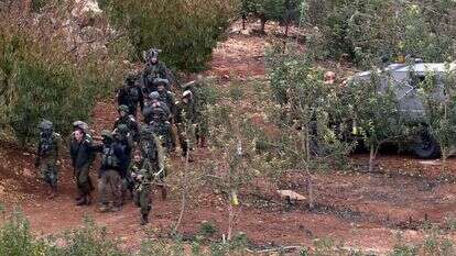 חיילי צה"ל מאתרים מנהרות של חיזבאללה. | AFP