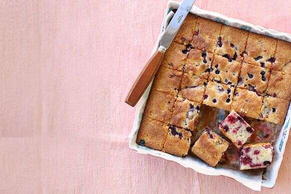 עוגת שוקולד לבן עשירה עם פירות יער. | אפרת ליכטנשטט עוגת שוקולד לבן עשירה עם פירות יער. | אפרת ליכטנשטט